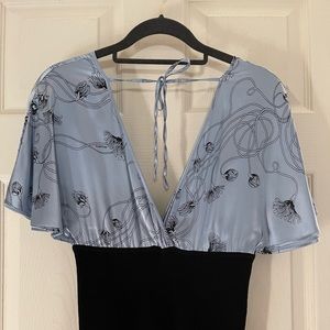 🌸BEBE SATIN V NECK TOP🌸 SIZE MEDIUM